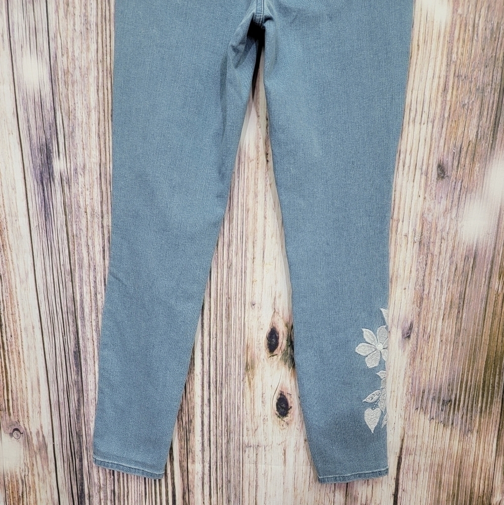 𝅺Martha Stewart Embroidered 5-Pocket Ankle Jeans - Picture 7 of 14